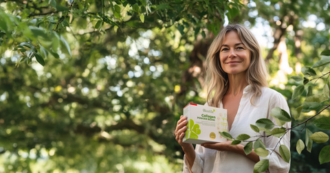woman with collagen powder blend